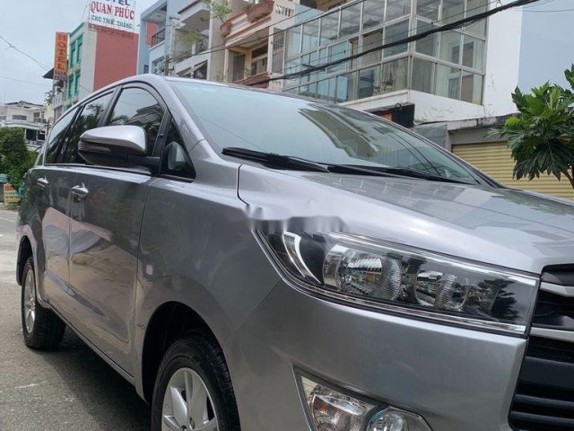 Gia đình bán ô tô Toyota Innova năm 2019, màu xám0