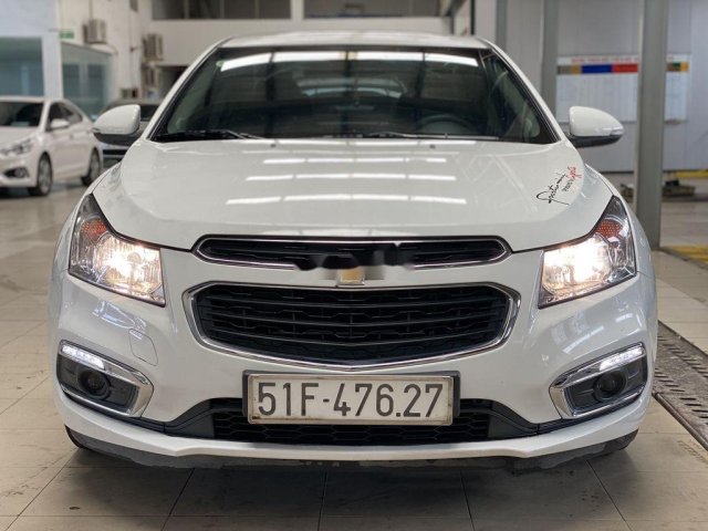 Bán xe Chevrolet Cruze LT đời 2017, màu trắng số sàn, biển Sài Gòn