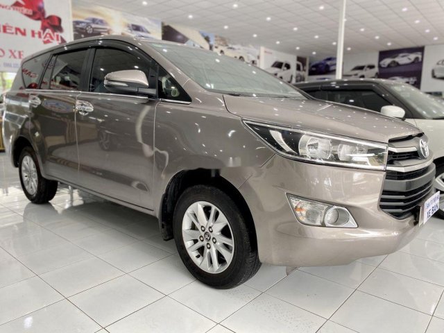 Cần bán lại xe Toyota Innova đời 2018, màu xám xe gia đình0