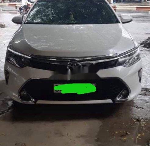 Cần bán xe Toyota Camry đời 2018, màu trắng  