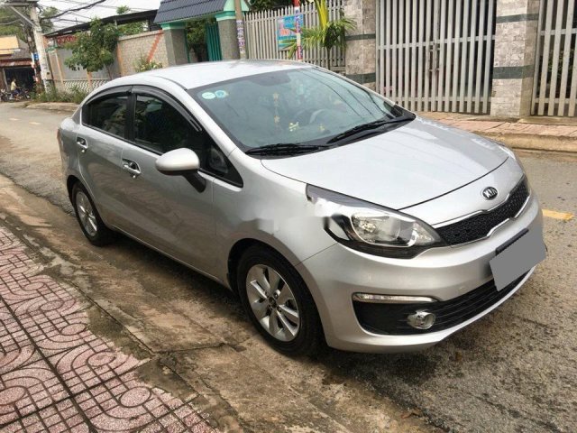 Bán ô tô Kia Rio đời 2016, màu bạc xe gia đình, giá tốt