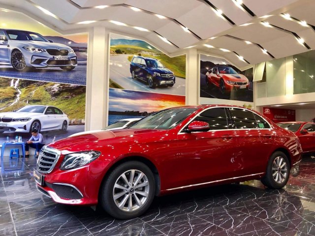 Bán xe Mercedes E class E200 đời 2019, màu đỏ