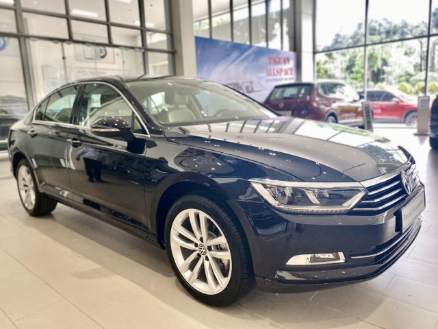 Xe Volkswagen Passat Bluemotion màu đen, nội thất kem sang trọng - Khuyến mãi giá tốt nhất0