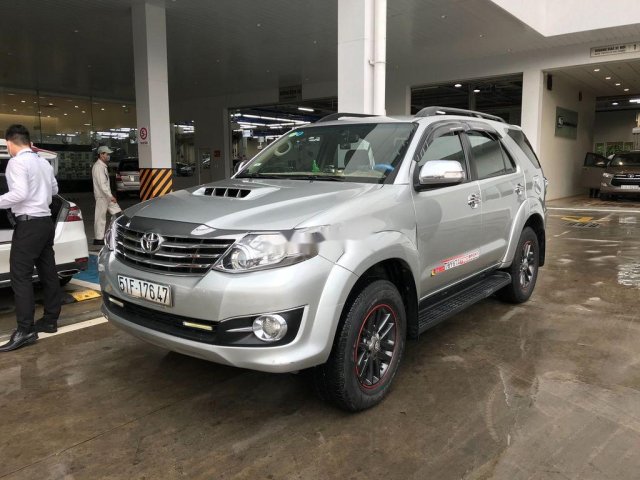 Cần bán Toyota Fortuner đời 2017, màu bạc còn mới