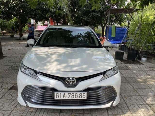 Cần bán Toyota Camry 2020, màu trắng, xe nhập còn mới