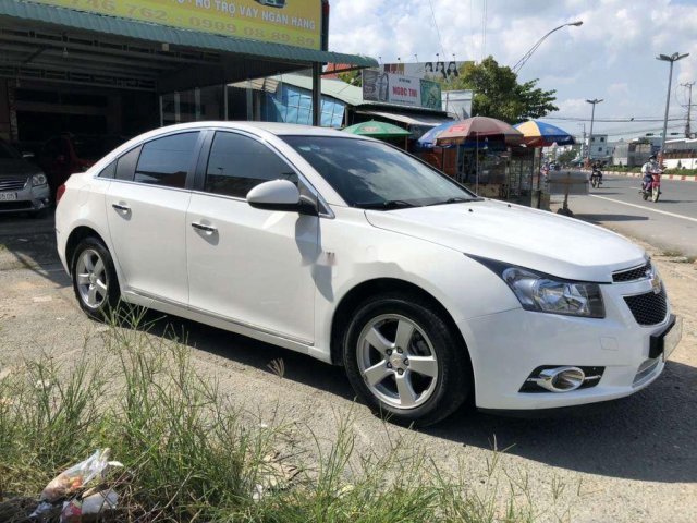 Cần bán lại xe Chevrolet Cruze năm 2014, màu trắng còn mới