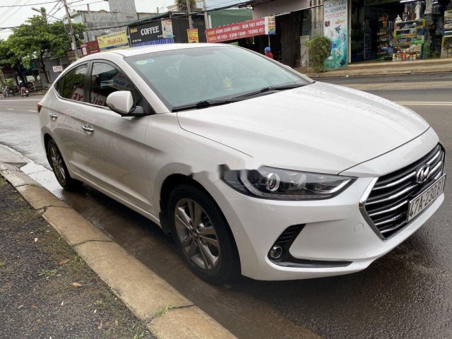 Bán xe Hyundai Elantra đời 2018, màu trắng còn mới, giá tốt0