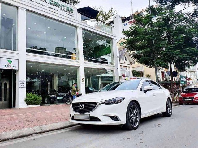 Cần bán xe Mazda 6 2.0Premium năm 2019, màu trắng còn mới  