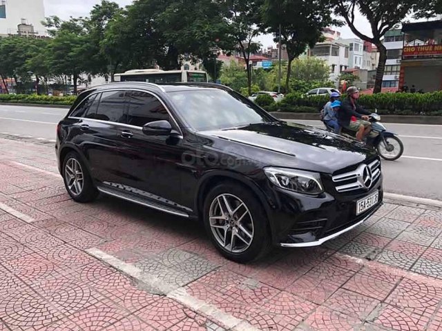 Bán Mercedes GLC300 2019, màu đen còn mới