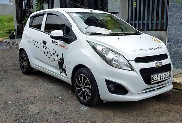 Cần bán Chevrolet Spark sản xuất 2015, màu trắng còn mới  