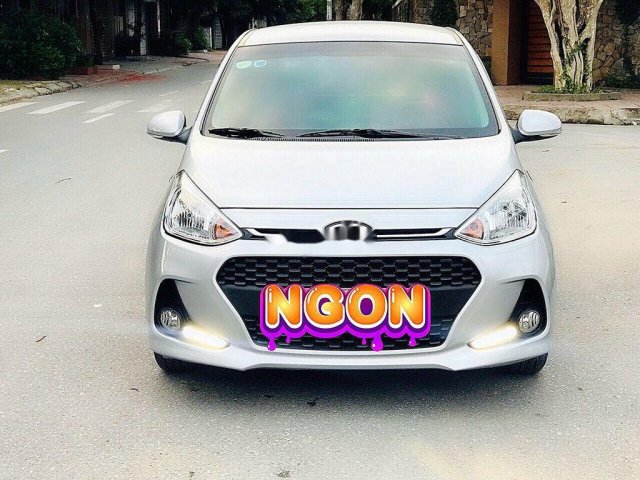 Cần bán Hyundai Grand i10 năm sản xuất 2018, màu bạc số tự động0