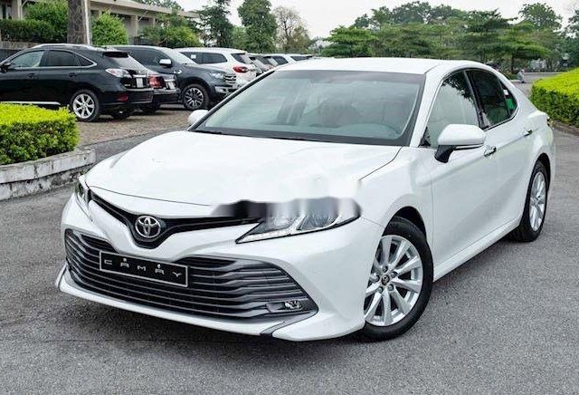 Cần bán Toyota Camry sản xuất 2017, màu trắng0