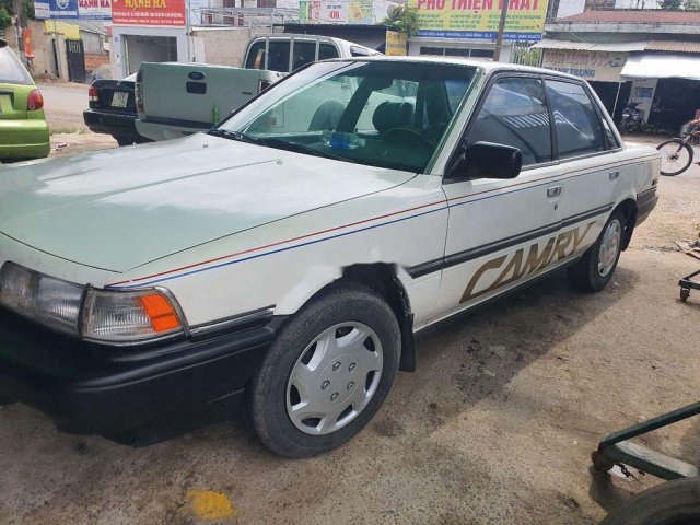 Cần bán Toyota Camry năm 1998, màu trắng, xe nhập