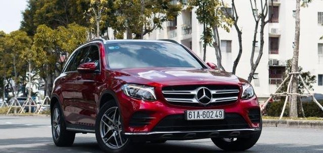 Cần bán Mercedes GLC300 4Matic sản xuất 2019, màu đỏ, xe nhập0