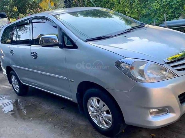 Cần bán gấp Toyota Innova G đời 2010, màu bạc còn mới