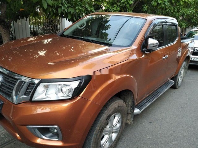 Cần bán lại xe Nissan Navara 2017, màu vàng đồng0