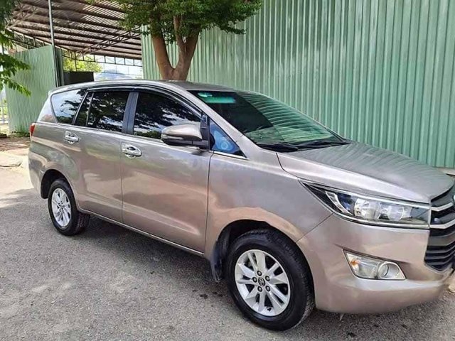 Cần bán gấp Toyota Innova đời 2017, màu ghi vàng