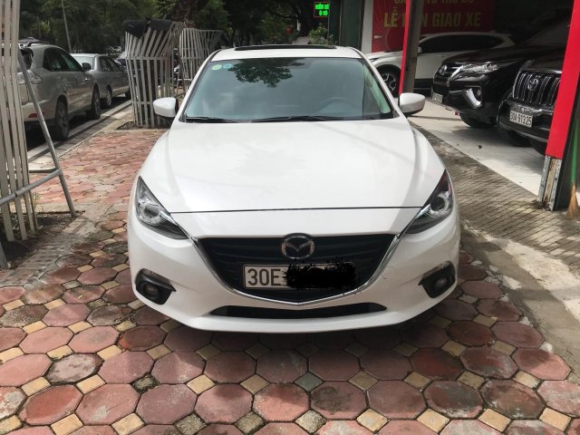 Siêu mẫu Mazda 3 trắng Ngọc Trinh 2016