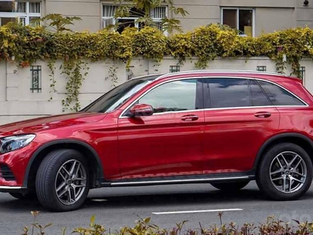 Bán ô tô Mercedes GLC AMG năm sản xuất 2018, màu đỏ còn mới