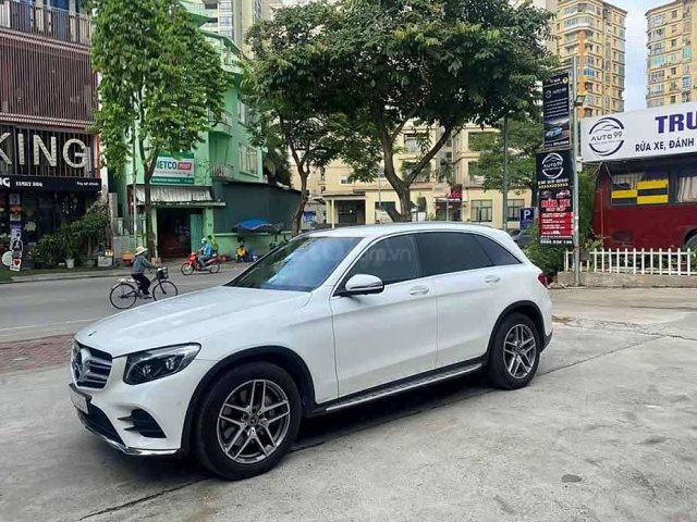 Bán Mercedes GLC 300 năm sản xuất 2017, màu trắng còn mới0