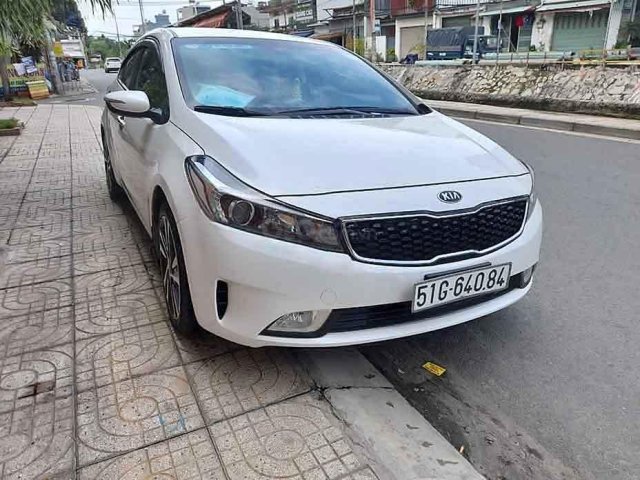 Cần bán xe Kia Cerato 1.6 MT đời 2018, màu trắng còn mới, giá 470tr0