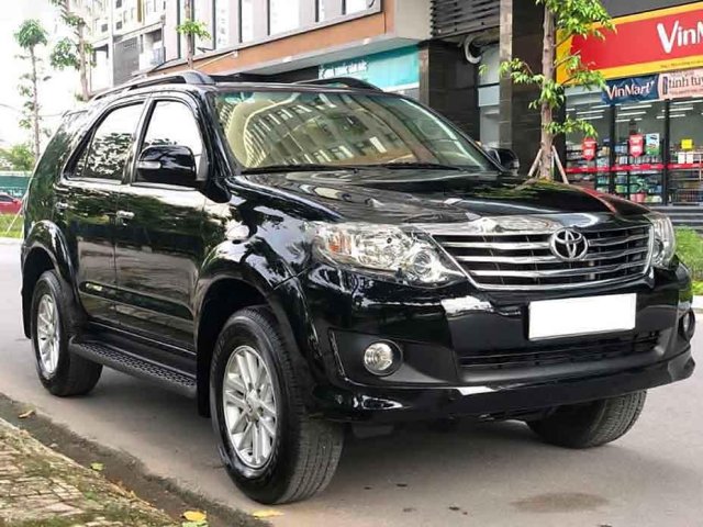 Xe Toyota Fortuner V AT 2013, màu đen còn mới  