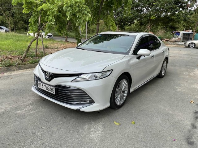 Bán ô tô Toyota Camry năm 2020, màu trắng, ít sử dụng, giá 1 tỷ 290 triệu đồng