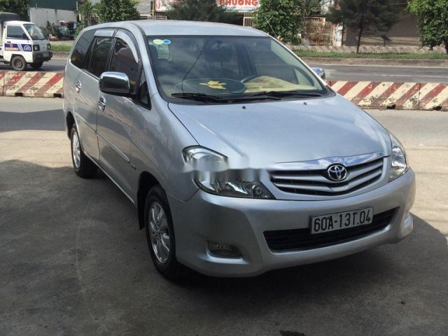 Bán xe Toyota Innova sản xuất năm 2010, màu bạc số sàn, 310 triệu