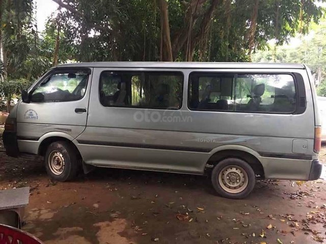 Bán Toyota Hiace 2.0 năm sản xuất 2000, màu bạc, giá tốt