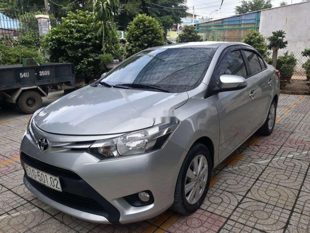 Cần bán Toyota Vios sản xuất 2017, màu bạc