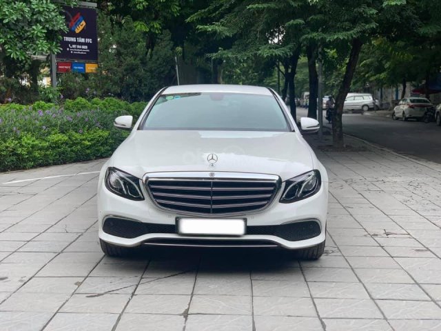 Bán Mercedes E200 đời 2017, màu trắng, số tự động0