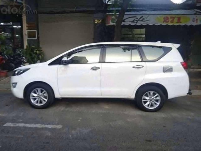 Cần bán xe Toyota Innova sản xuất 2018, màu trắng xe gia đình0