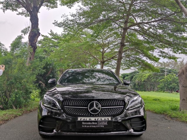 Xe lưu kho đại lý chỉ đóng 2% trước bạ - C300 AMG 2019 đen, mới 100%0