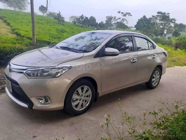 Cần bán lại xe Toyota Vios 1.5E sản xuất 2016, màu vàng cát  0