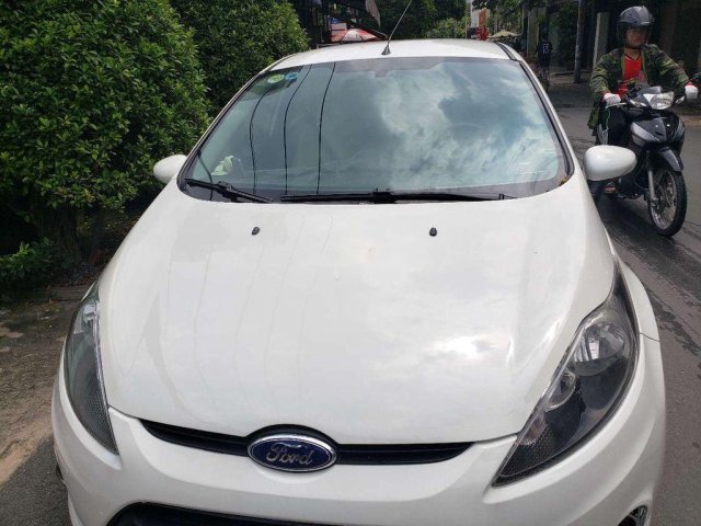 Cần bán xe Ford Fiesta 2011, màu trắng, xe nhập chính chủ, 275tr