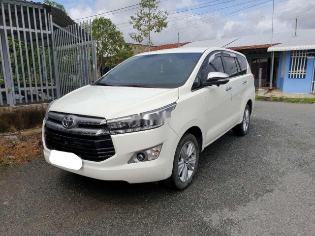 Bán ô tô Toyota Innova 2.0V đời 2017, màu trắng ít sử dụng