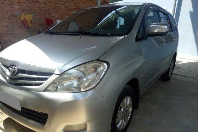 Xe Toyota Innova 2.0V năm sản xuất 2009, màu bạc còn mới 