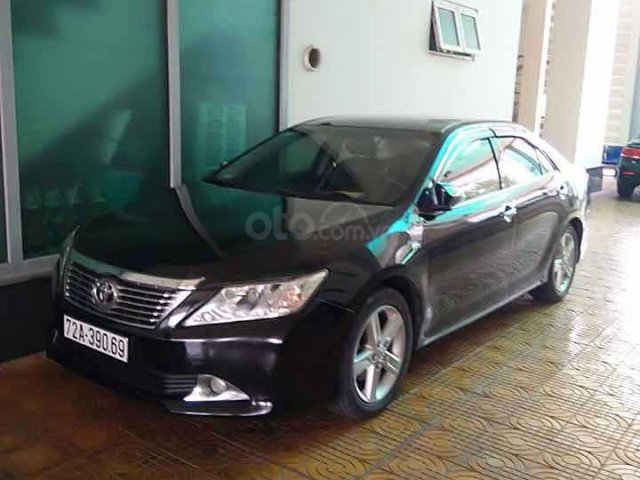 Cần bán Toyota Camry sản xuất năm 2014, màu đen còn mới, giá tốt0