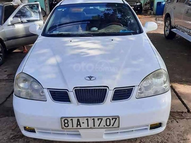 Cần bán xe Daewoo Lacetti sản xuất 2004, màu trắng còn mới giá cạnh tranh0