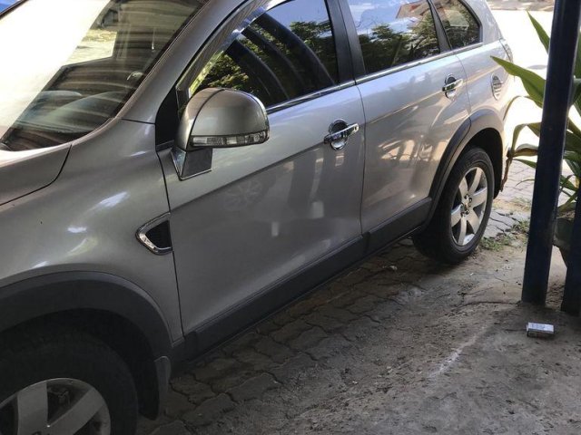 Cần bán gấp Chevrolet Captiva đời 2011, màu bạc, xe gia đình0