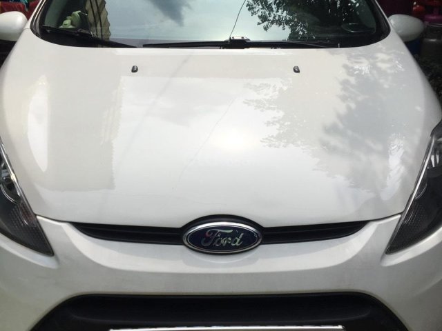 Cần bán gấp Ford Fiesta đời 2011, màu trắng, xe nhập, giá chỉ 275tr