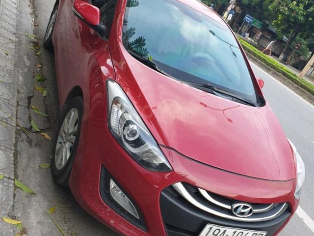 Cần bán gấp Hyundai i30, màu đỏ