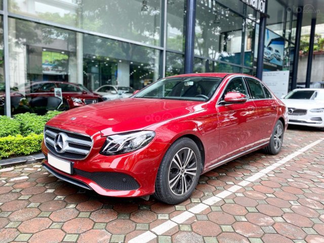 Mercedes E180 2020 màu đỏ, chính chủ chạy lướt, rẻ hơn mua mới tới 300tr0