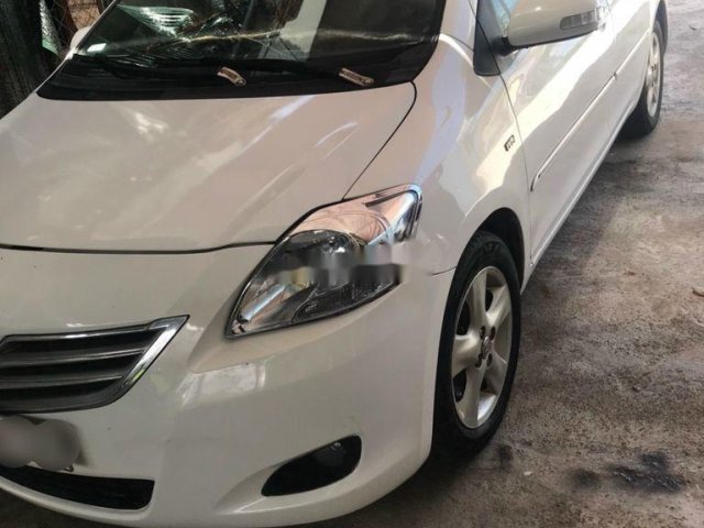 Cần bán xe Toyota Vios đời 2010, màu trắng, số sàn0