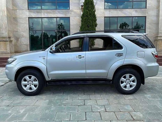 Bán Toyota Fortuner 2.7V 4x4 AT đời 2010, màu bạc  