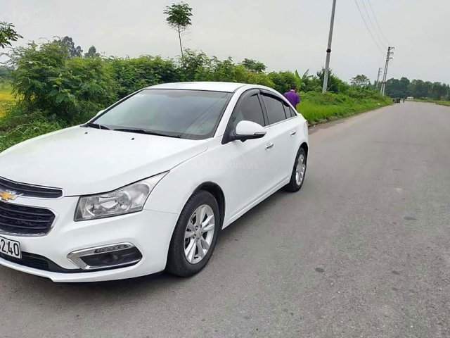 Cần bán gấp Chevrolet Cruze sản xuất 2017, màu trắng số sàn0