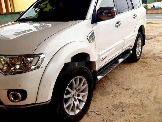 Cần bán Mitsubishi Pajero năm 2012, màu trắng xe gia đình0