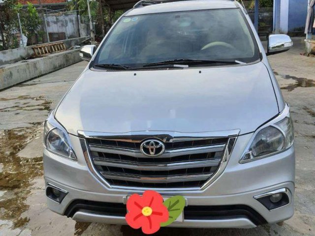 Cần bán Toyota Innova sản xuất năm 2015, màu bạc chính chủ0