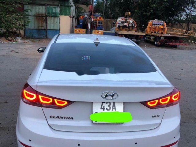 Cần bán xe Hyundai Elantra đời 2018, màu trắng, nhập khẩu0