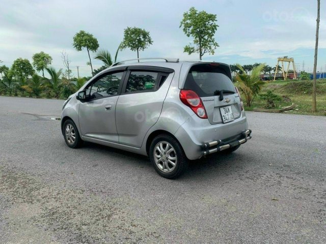 Bán xe Chevrolet Spark 5 chỗ dáng Hatchback màu bạc, sx 2015